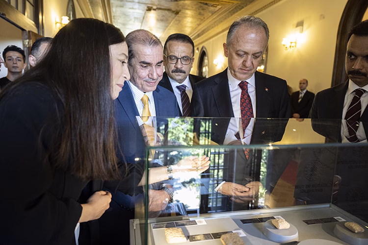 Deputy Minister Gökhan Yazgı and Iraqi Ambassador Al-Lachmawi at the handover ceremony in Ankara’s Republic Museum. Credit: AA