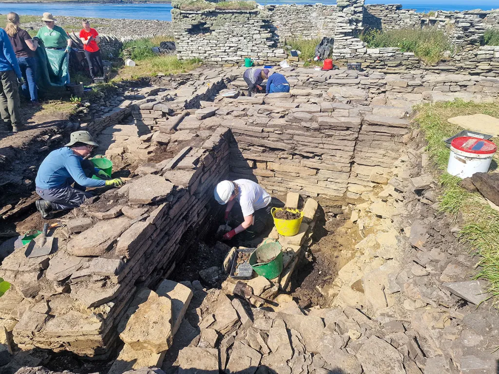 Excavating the rectangular building. Credit: University of the Highlands and Islands Archaeology Institute – Archaeology Orkney