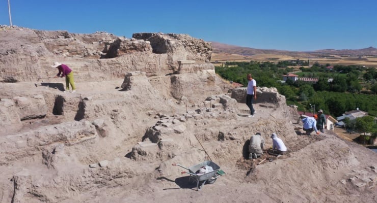Artifacts uncovered include offering podiums, a sacred hearth, stamp seals, Nakhchivan-style pottery, arrowheads, spindle whorls, and wall remnants. Credit: İsmail Şen / Anadolu Agency (AA)