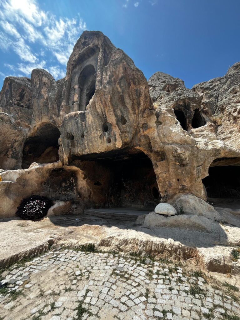 Following public backlash, all café furnishings were removed from the 3,000-year-old tomb in Türkiye’s Phrygian Valley, returning the sacred site to its original form. Credit: Salim Uzun – Hürriyet