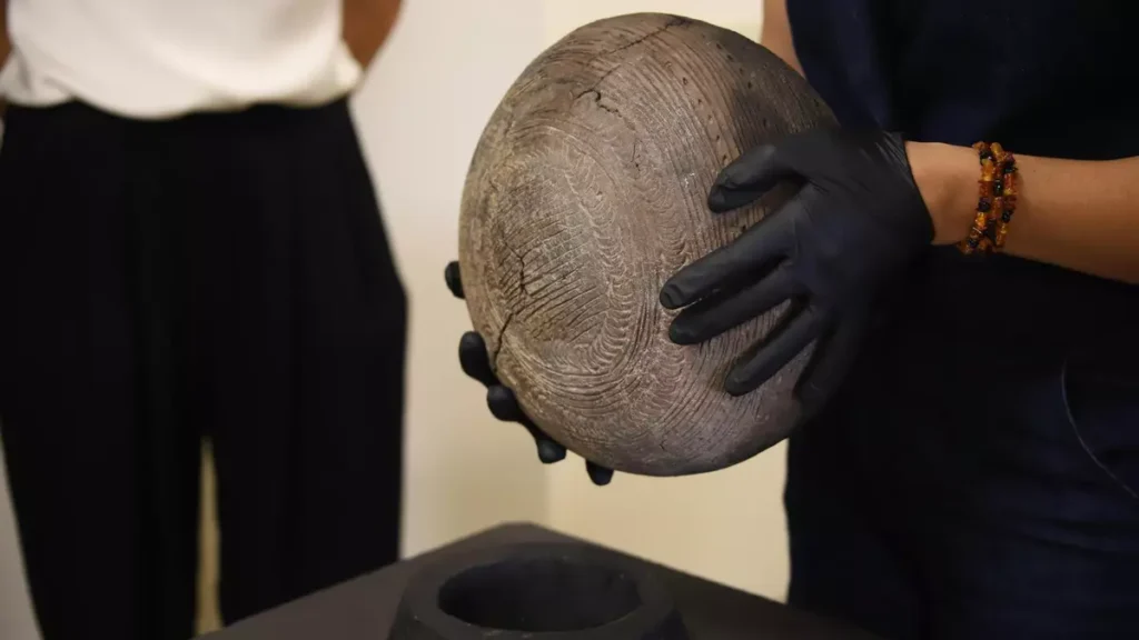 Archaeologists Discover Complete 13th-Century Rare Benahoarit Vase in Tijarafe Funerary Cave on La Palma