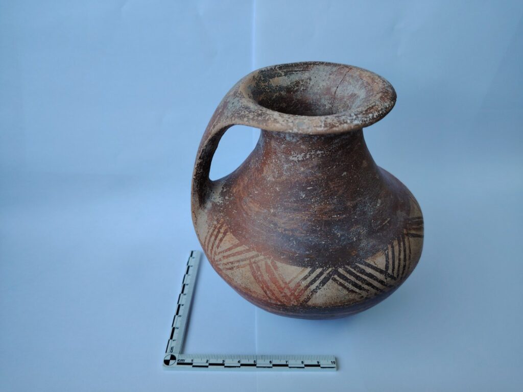 Inside the southern chamber, archaeologists uncovered two sacred hearths, a single-handled jug decorated with geometric motifs, and numerous examples of Karaz-style pottery.