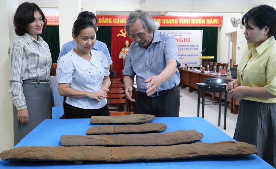 Lithophones discovered at the Plei Ring archaeological site. Photo: Hoang Ngoc.