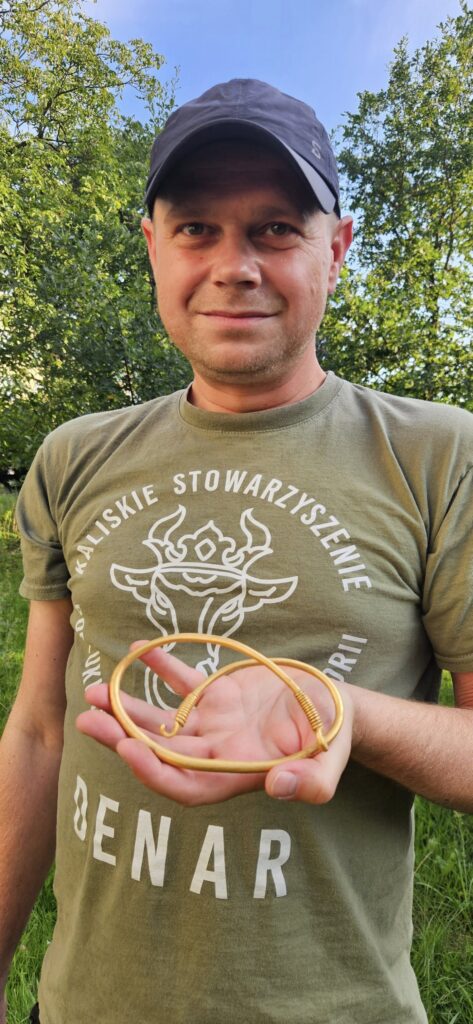 Mateusz Lachowicz holding the impressive 222-gram gold necklace discovered near Kalisz. Credit: DENAR Kalisz – Association of Historical Trace Seekers