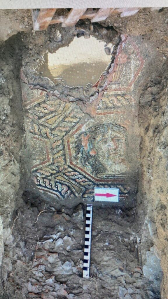 A section of the newly unearthed Roman mosaic floor, believed to belong to the reception area of a high-ranking general’s villa in ancient İznik (Nicaea). Image: IHA