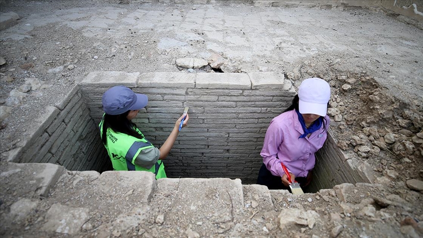 Researchers discovered three separate burials belonging to three different periods, all within the same chamber. Credit: AA