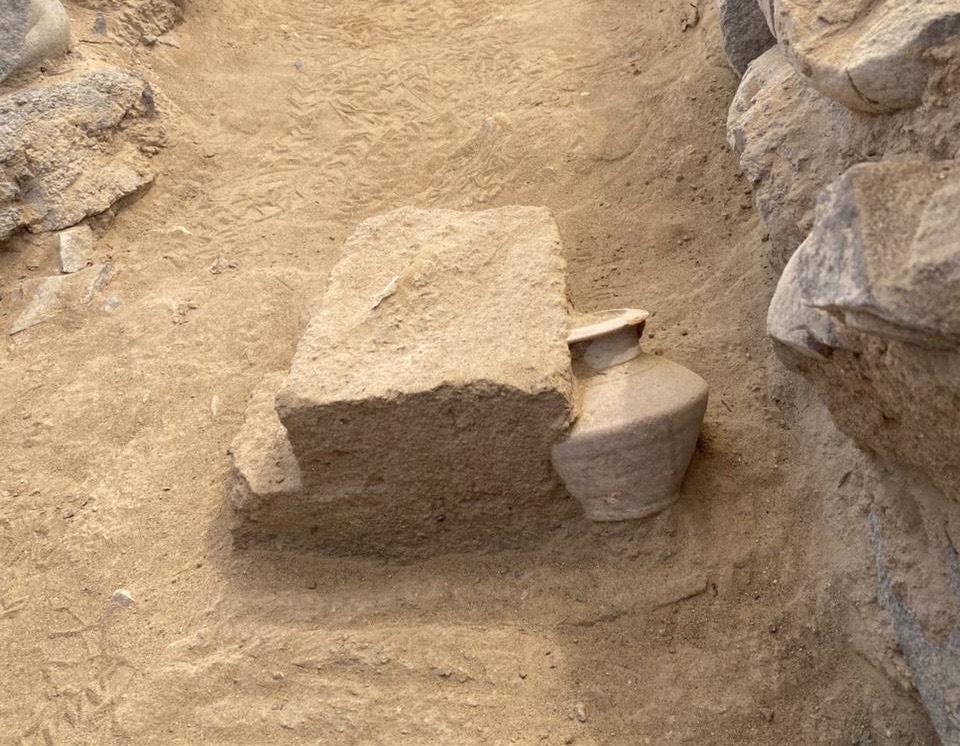 The excavation, led by archaeologists from the Department of Heritage and Tourism, revealed skeletal remains alongside complete pottery vessels carefully placed inside the burial chambers.