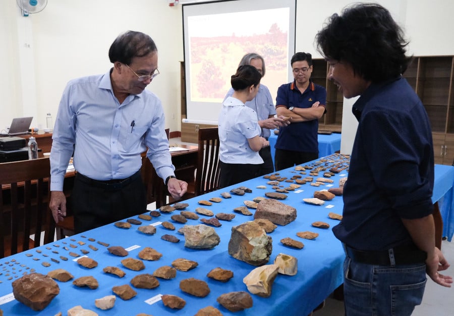 On the sidelines of the conference, scientists discuss the significance of the stone artifacts discovered at the Plei Ring archaeological site. Photo: Hoang Ngoc.