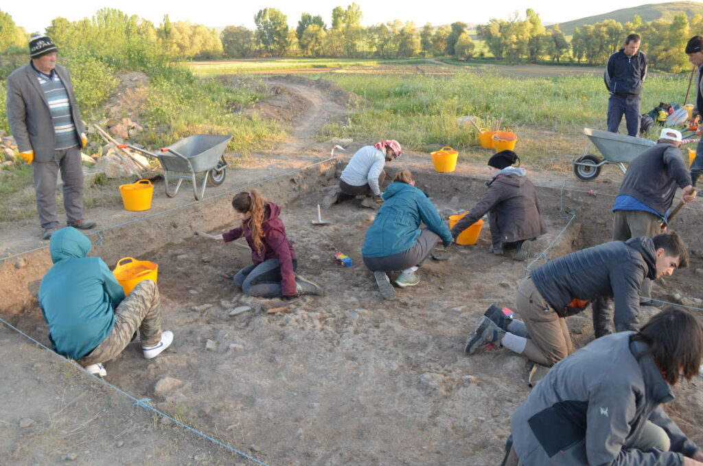 Students, workers, and archaeologists engaged in the initial stages of excavating a new trench in Area F. Credit: University of Pisa