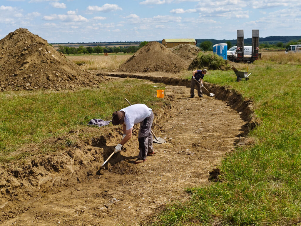 Astrid and Wilfried Tögel from Archaeology Burgenland manually cleaning the excavation area. Credit: Land Burgerland