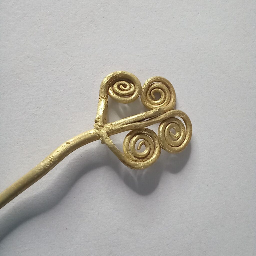 Archaeological find in Troy: Rare gold brooch and jade stone dating back to 2500 BCE, unveiled by Minister Mehmet Nuri Ersoy on X.
