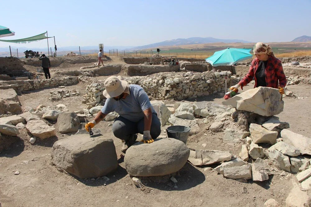 Archaeologists have uncovered a 2,600-year-old temple in northern Türkiye, a monumental sanctuary built from striking greenish volcanic tuff.