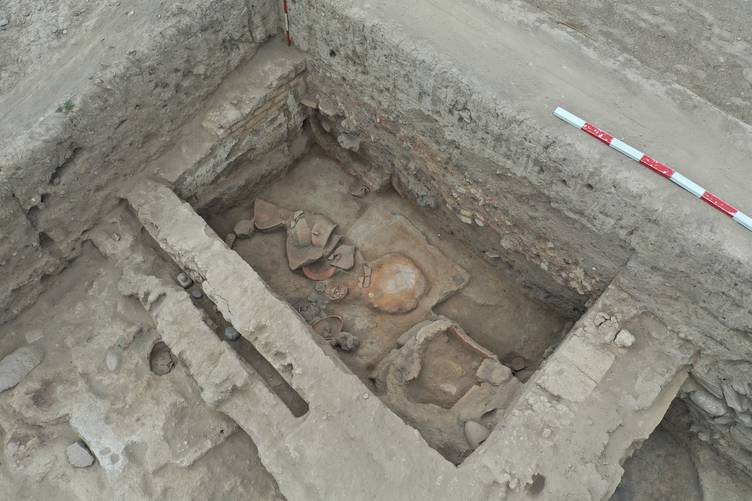 Remains of a mudbrick oven and fragmented pottery unearthed at Üçhöyük (Afyonkarahisar, Türkiye) reveal evidence of organized production in the early second millennium BC, offering new clues about the lost kingdom of Purušhanda. Credit: AA