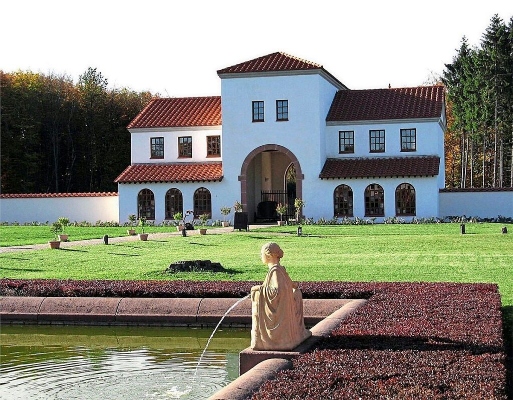 A similar, opulent Roman villa rustica like the one near Oberlöstern can be found in the Saarland municipality of Perl. Shown here is the reconstructed entrance building of the so-called Villa Borg. Credit: Sebastian Wallroth