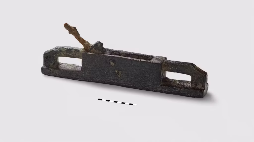 The fully preserved carpenter’s plane, carved from a single piece of wood and fitted with an iron blade, measures 41 cm in length, 7 cm in width, and 5 cm in height. Credit: Archaeological Service of the Canton of Bern, Daniel Marchand