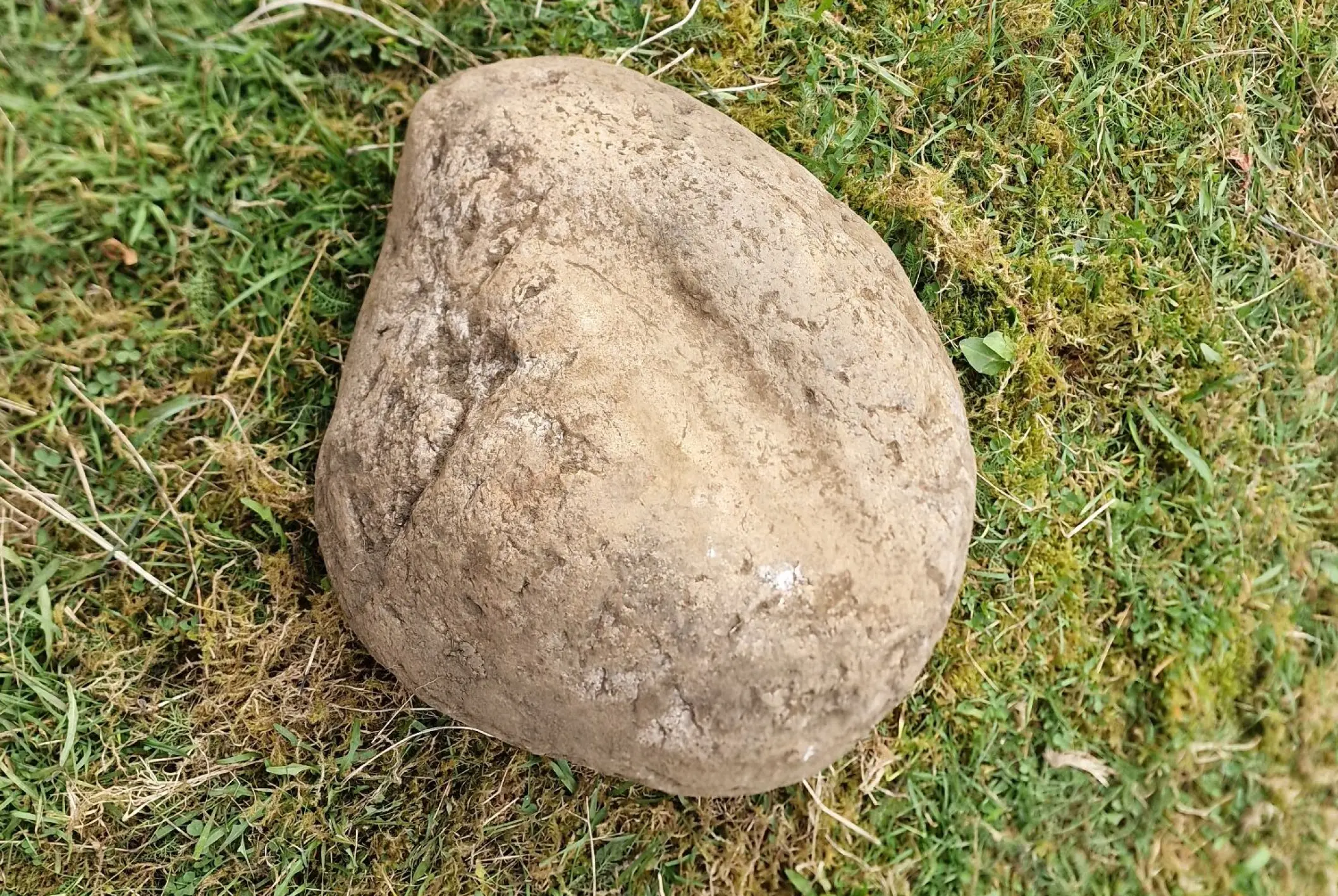 The stone was positioned at the center of a stone-built boat, precisely where the mast would have stood, likely symbolizing the woman buried here, say archaeologists. Credit: University Museum of Bergen