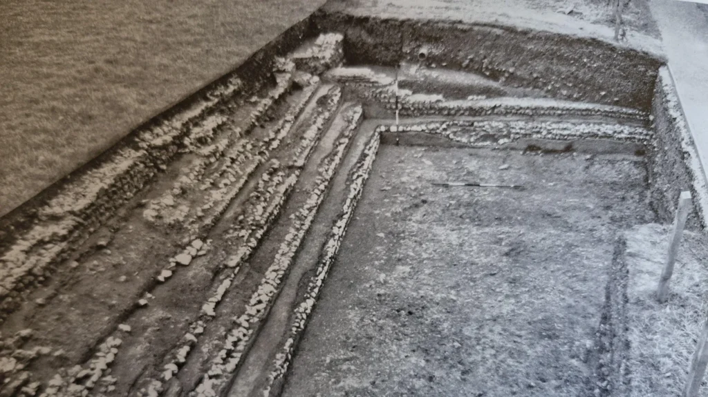 A huge swimming pool measuring approximately 21 metres by 12 metres was constructed as part of an elaborate bathhouse. Visitors would descend five broad steps—one designed as a bench-seat—into the water.  Credit: Hemel Hempstead History Society