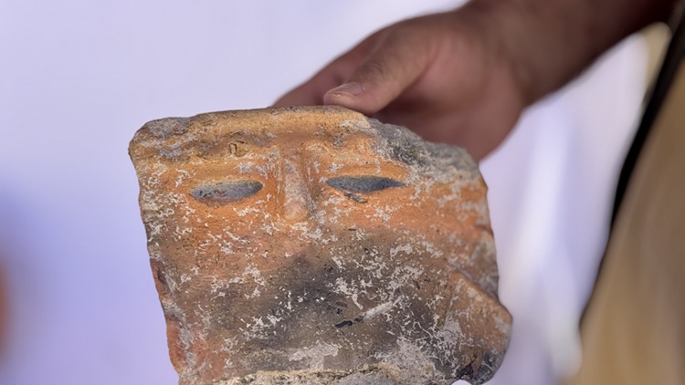 Archaeologists working in central Türkiye have unearthed a remarkable pottery fragment depicting a human face, dating back nearly 5,000 years.