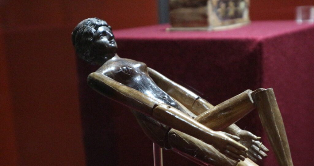 Roman dolls could be made of very diverse materials: ivory, amber, bone, wood, and above all, terracotta. Example of an articulated Roman doll: the ivory doll of Crepereia Tryphaena (2nd century A.D., Trastevere, Rome). Though crafted in ivory rather than terracotta, it illustrates the same jointed construction found in the Torreparedones discovery. Credit: Wikimedia Commons