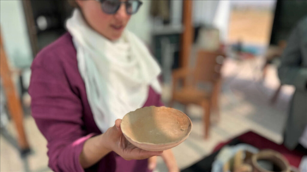 A jug, plate, and cup estimated to be around 3,500 years old were uncovered during excavations at Karahöyük in Meram district, Konya. Credit: Abdullah Doğan – Anadolu Agency