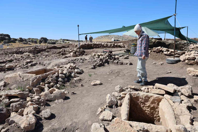 Three stone cist burials, built with stone slabs and sealed with heavy capstones, were unearthed at Çayönü. Credit: İHA