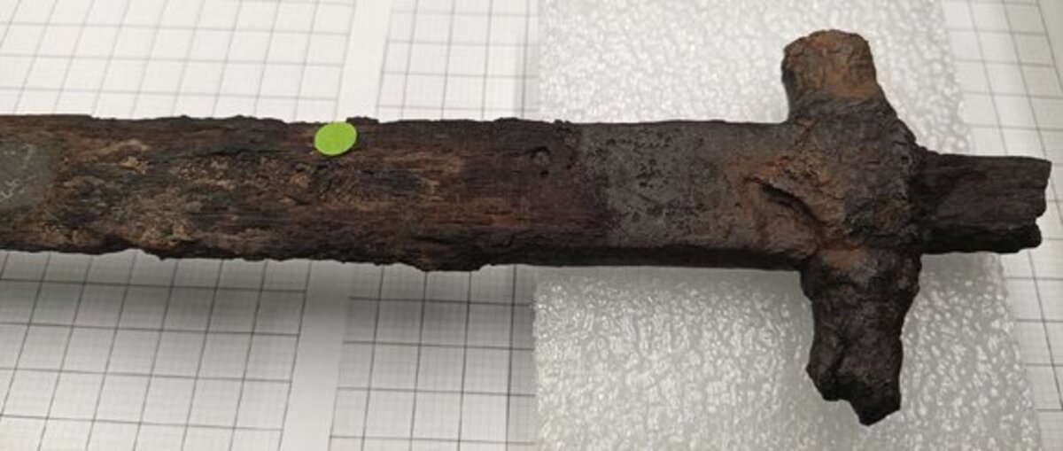 Corroded 16th-century sword from the “Collegium Jenense,” showing remnants of its original scabbard. Credit: INNOVENT e.V.