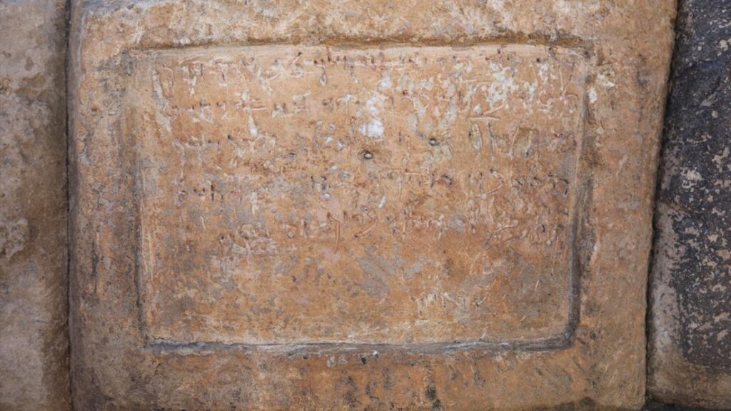 
Archaeologists have discovered six new Aramaic inscriptions at Zernaki Tepe, a 3,000-year-old ancient city in eastern Türkiye’s Van Province.