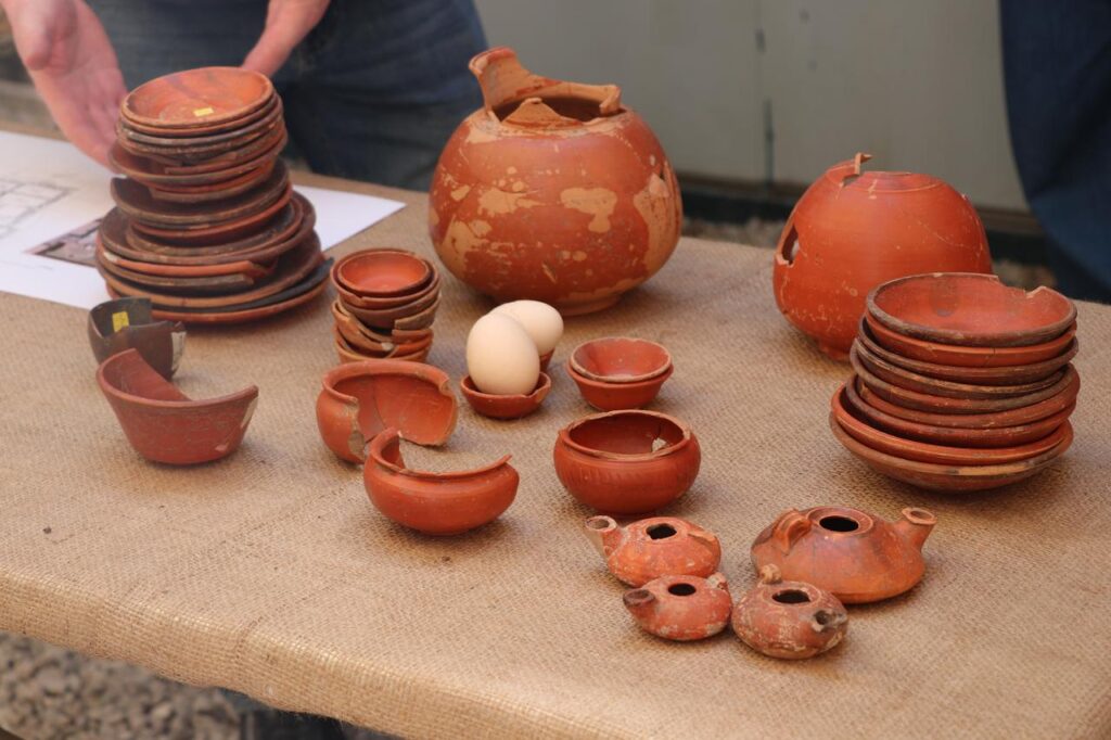 Ceramic vessels, bowls, and oil lamps unearthed in the ancient city of Sagalassos, Burdur, Türkiye, offering evidence of Roman-era communal feasts and social gatherings held in the association building nearly 1,800 years ago. Credit: AA