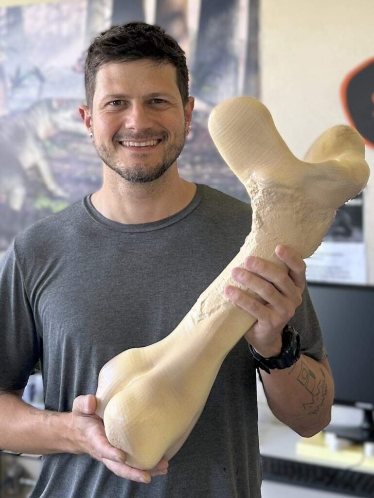 Felipe Pinheiro with a complete reconstruction of the fossil. Credit: Felipe Pinheiro