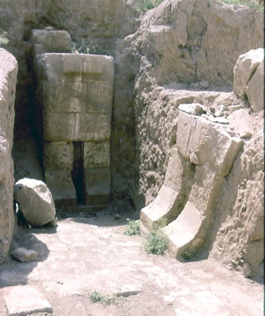 Recently unearthed remains of lamassu guardians from the Assyrian palace at Tell Nabi Yunus, Nineveh, Iraq. Credit: Ministry of Culture, Tourism and Archaeology of Iraq.