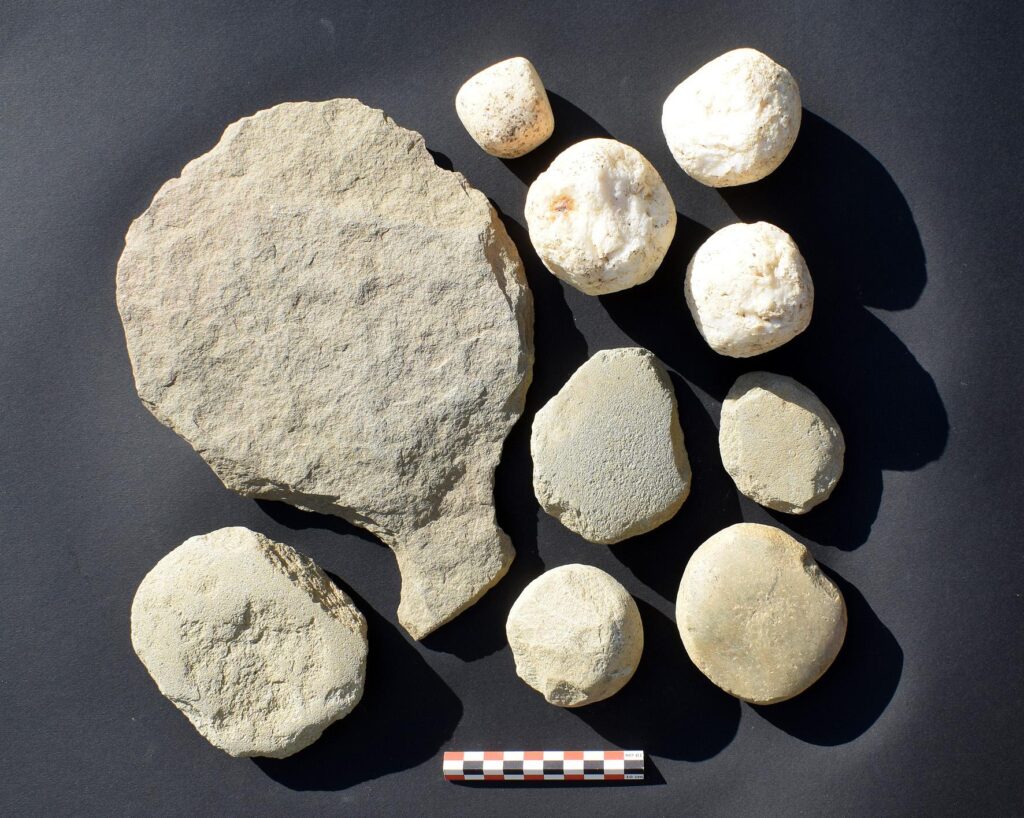 Lithic tools and objects from Early Bronze Age houses. Credit: S. Blanchet, Inrap