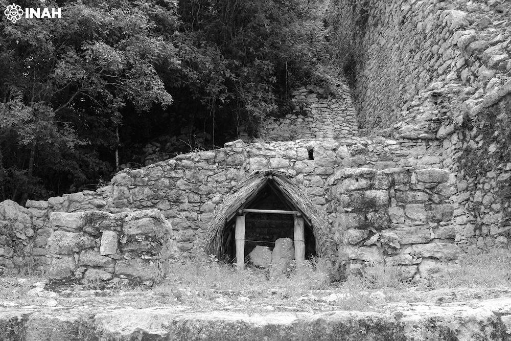 Quarto – View of Stela 30. Credit: Octavio Esparza