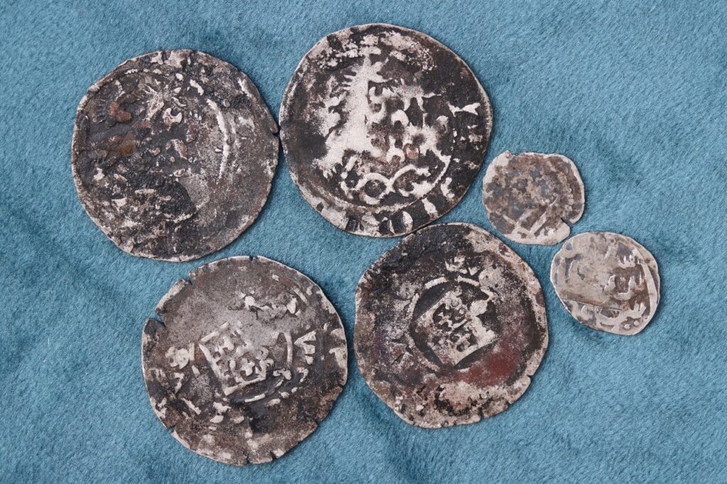 Smolensk archaeologists uncover 48 medieval silver coins, including Prague groschen — widely known as the ‘Dollar of the Middle Ages’ — a Lithuanian denarius, and a Crimean dang, shedding light on Eastern Europe’s monetary networks in the early 1400s. Credit: IA RAS / VKontakte