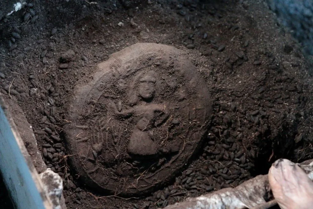 This 1,300-year-old bread loaf bears the unique depiction of Christ as a ‘farmer’ or ‘sower,’ highlighting the connection between faith, labor, and agricultural fertility. Credir: Karaman Governorship