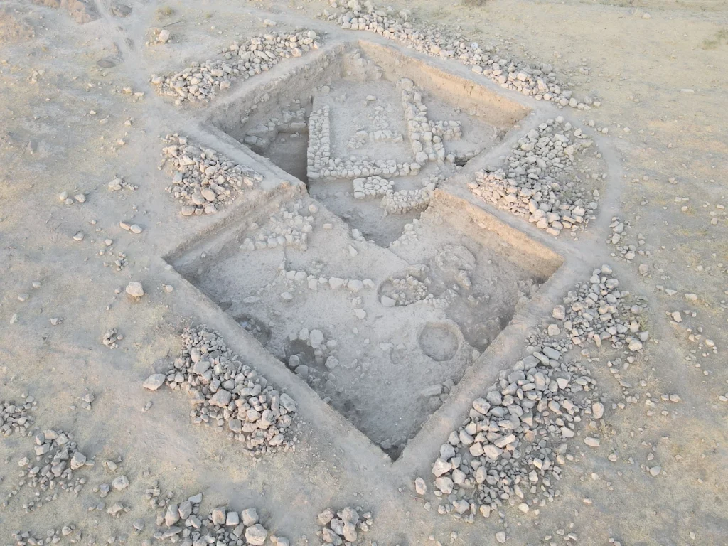 According to the research team, excavations at the top of Kani Shaie’s artificial mound (tell) have revealed a monumental building of official or religious character, likely dating to the Uruk Period. Credit: University of Coimbra