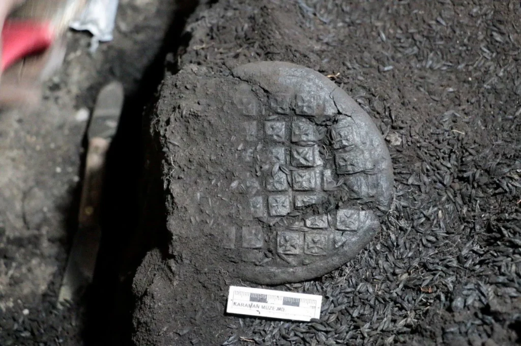 Excavations, archaeologists uncovered five carbonized bread loaves dating back to the 7th–8th centuries CE. Credir: Karaman Governorship
