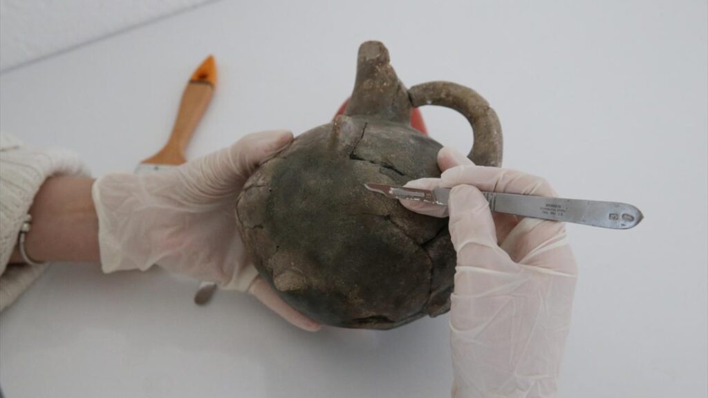 Inside the burned house, archaeologists discovered various artifacts, including pottery, figurines, and a collection of tools made of bone and bronze. Credit: AA