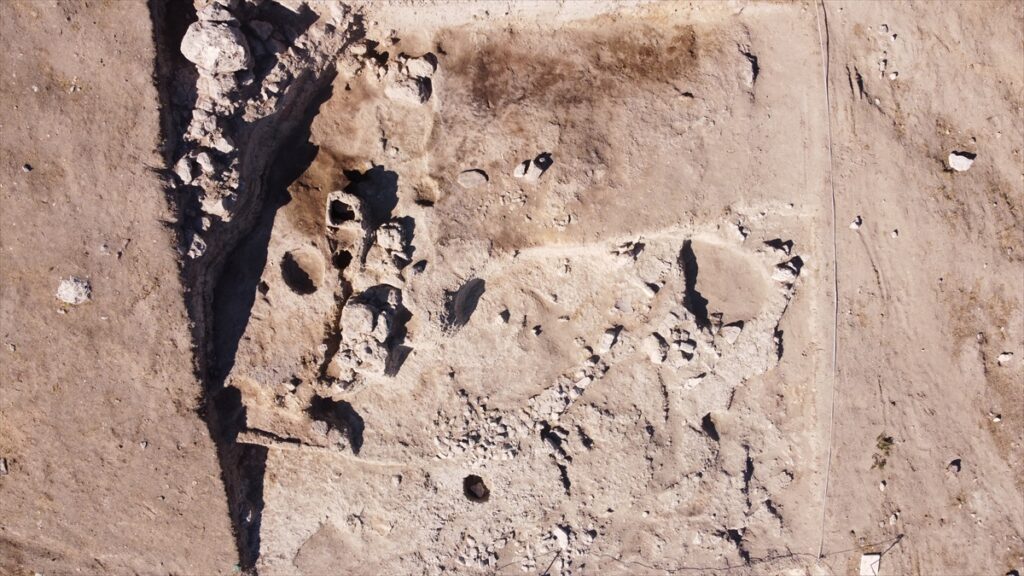 Assoc. Prof. Erim Konakçı stated that findings from the mound indicate continuous settlement in the region from the Late Chalcolithic to the Roman period. Credit: AA