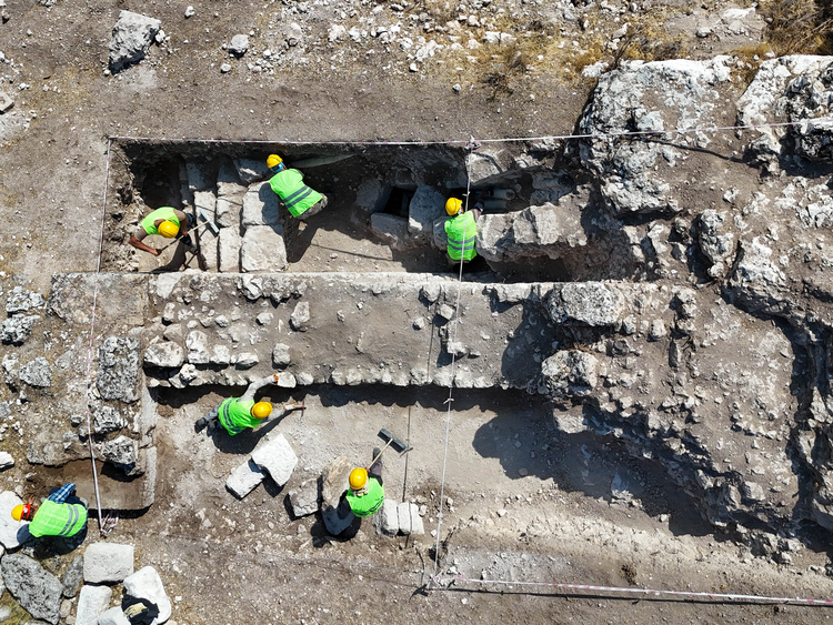 Archaeologists excavating the newly identified sections of the Roman stadium at Blaundos, revealing terrace walls and rock-cut installations. Credit: Mehmet Çalık/AA