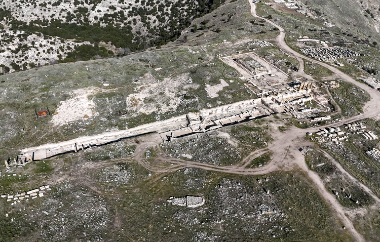 Excavations this season focus on uncovering the 140 × 37 m Roman stadium positioned directly next to the city’s monumental entrance. Credit: Mehmet Yılmaz/AA