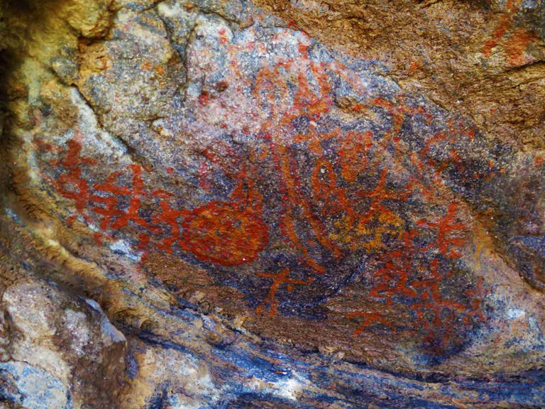 Close-up of concentric and linear markings among the 8,000-year-old petrographs discovered in Develi, Kayseri. Credit: IHA
