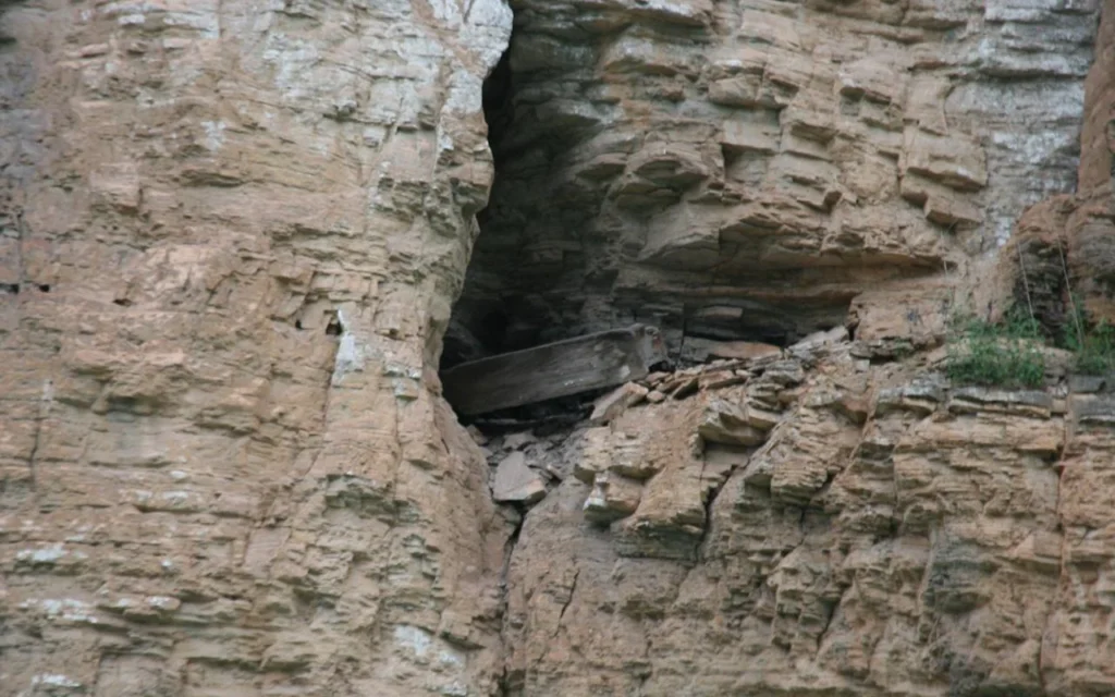 Hanging Coffins along China’s Yangtze River, suspended in cliffside caves as part of an ancient funerary tradition that endured for centuries. Credit: Terry Feuerborn / Flickr (CC BY-NC 2.0).