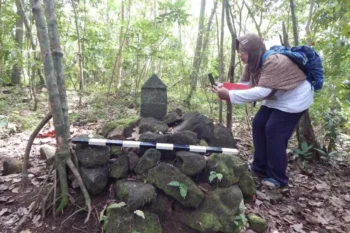 BRIN archaeologists conducting research at Mount Tangkil, Cikakak District, Sukabumi Regency, Indonesia. Credit: BRIN