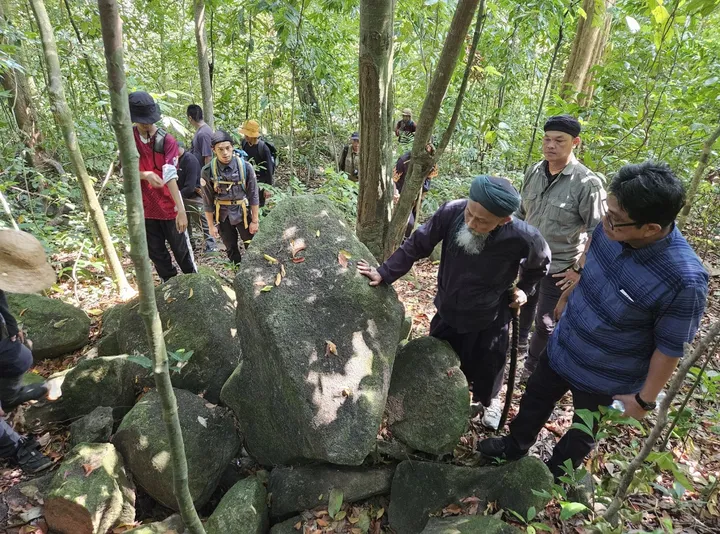 Recent investigations by the National Research and Innovation Agency (BRIN), supported by the Prabu Siliwangi Museum and local researchers, suggest that the forested mountain may hold one of the region’s most significant megalithic sites. Credit: MUSEUM PRABU SILIWANGI