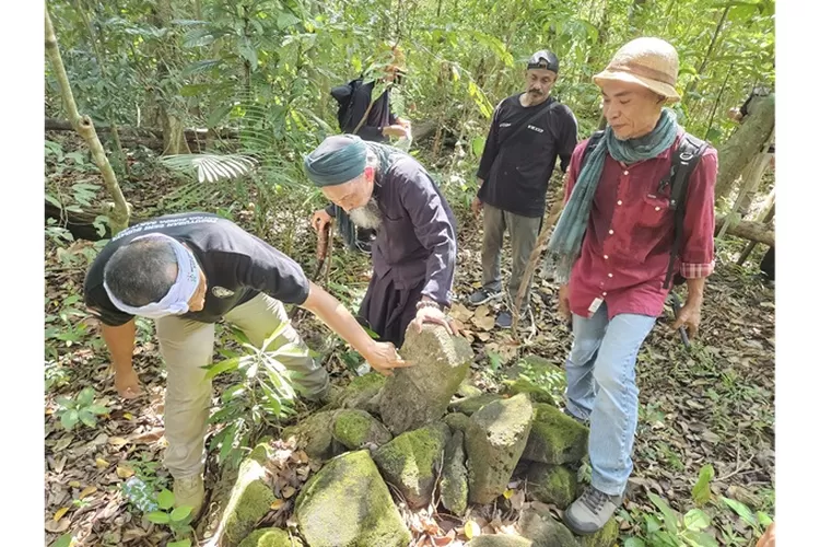 BRIN archaeologists conducting research at Mount Tangkil, Cikakak District, Sukabumi Regency, Indonesia. Credit: MUSEUM PRABU SILIWANGI