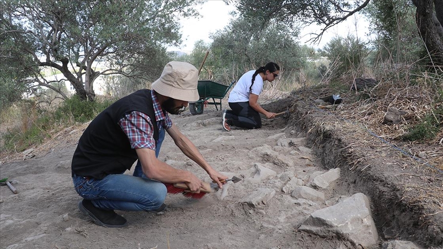 Turkish and Italian doctoral students are leading a month-long excavation at Tell Semhane. Credit: Şevket Akça/AA