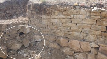 Area beneath the CF 6 wall module excavated in 2020, where archaeologists identified multiple fragments of a single human skull, marked by the circle. Credit: Santiago David Domínguez-Solera.