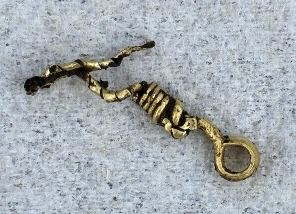 End of the gold bracelet after recovery. Credit: Anne Viero, Inrap