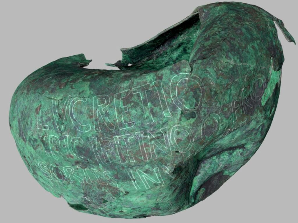Side view of the sitella from Carthago Nova, with the text highlighted on orthophotography. Credit: J. G. Gómez Carrasco / J. M. Abascal Palazón et al. 2025, Boletín del Archivo Epigráfico