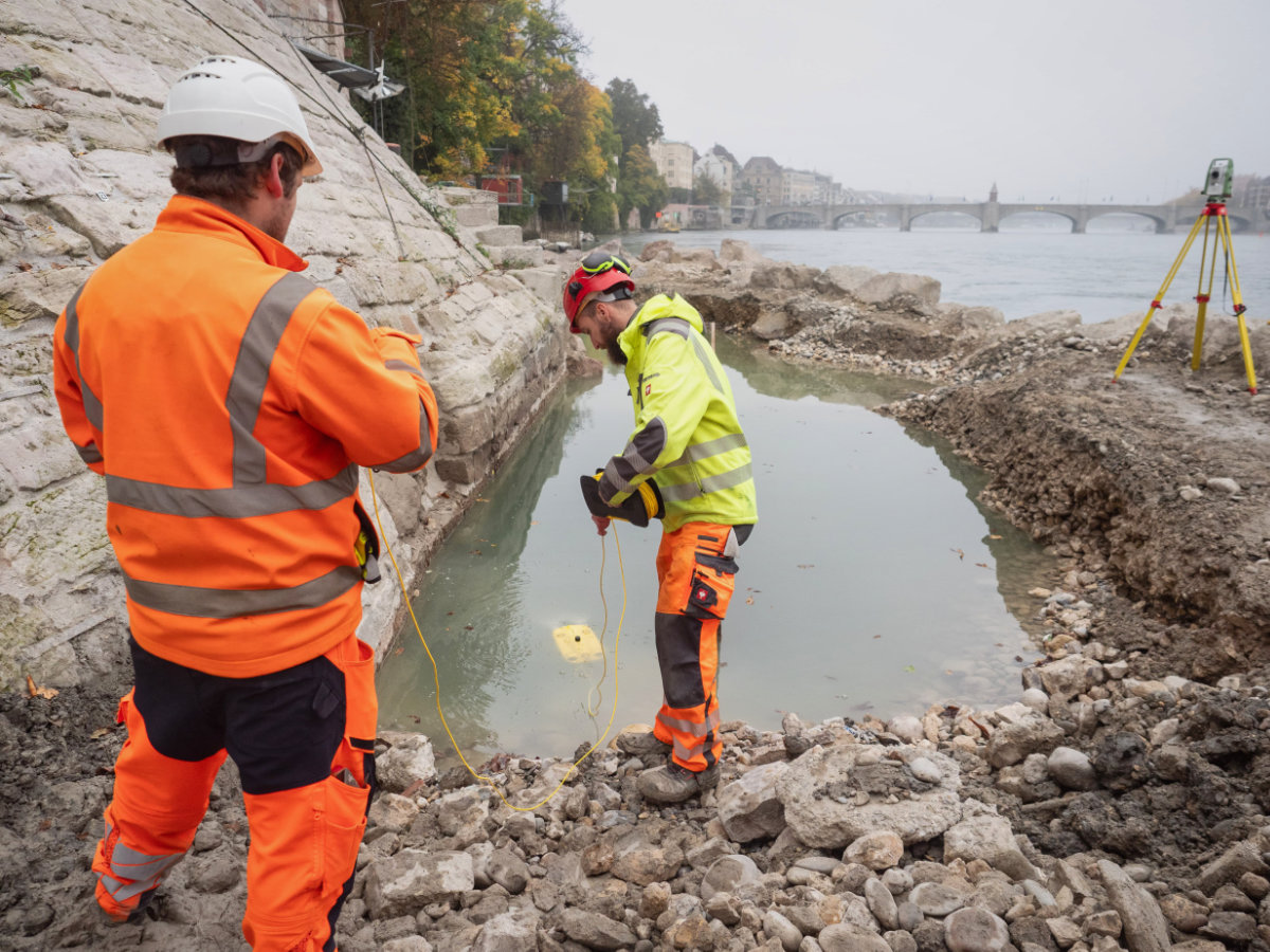 A wall section submerged underwater is being photographed using an underwater robot. Photo: David Roth, Archäologische Bodenforschung Basel